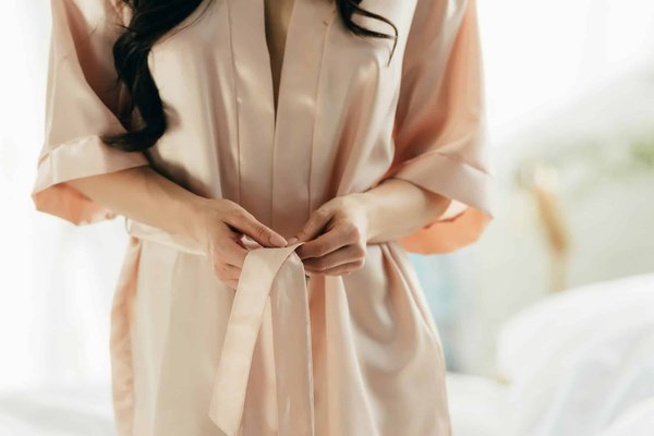 Quels conseils pour choisir des robes en satin pour des événements de jour?