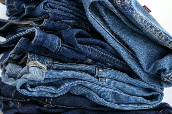 Découvrez les tendances du jean femme : styles et coupes à adopter