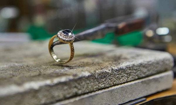 Découvrez l'art de la bague joaillier et son élégance raffinée